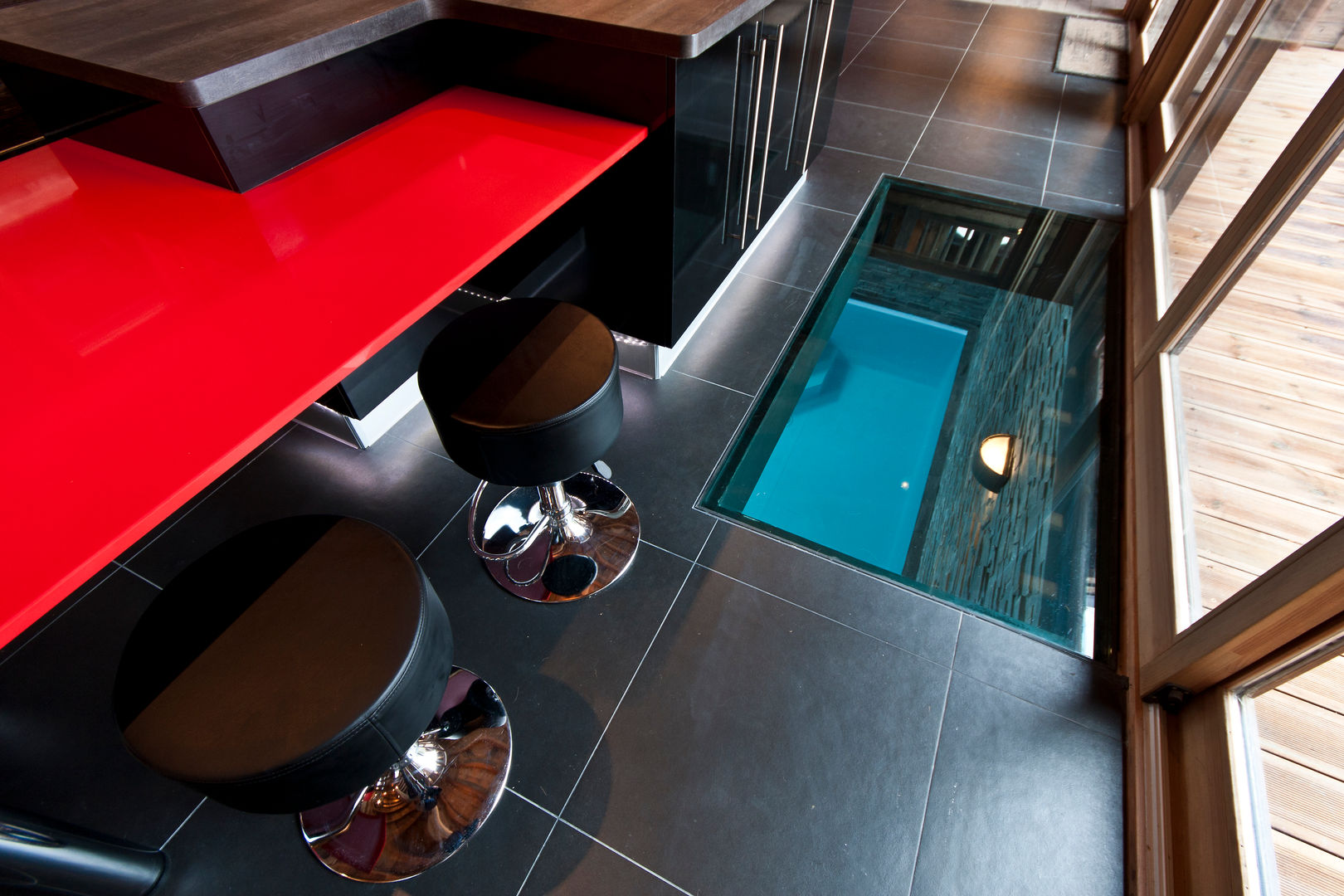 Chalet de Claude: un chalet de luxe, mais distinctif avec un intérieur en rouge et noir, shep&kyles design shep&kyles design Country style kitchen