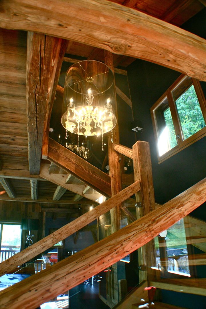 Chalet de Claude: un chalet de luxe, mais distinctif avec un intérieur en rouge et noir, shep&kyles design shep&kyles design Country style corridor, hallway& stairs