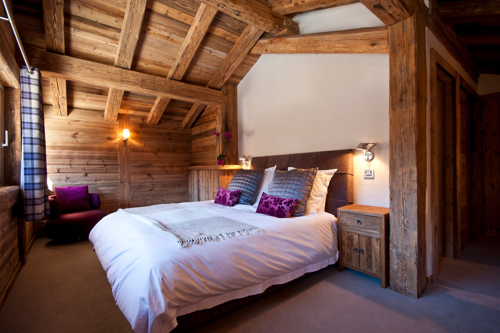 Chalet Les Chantéls: Un chalet neuf de luxe qui combine l'architecture traditionnelle savoyarde avec un intérieur contemporain, shep&kyles design shep&kyles design Country style bedroom