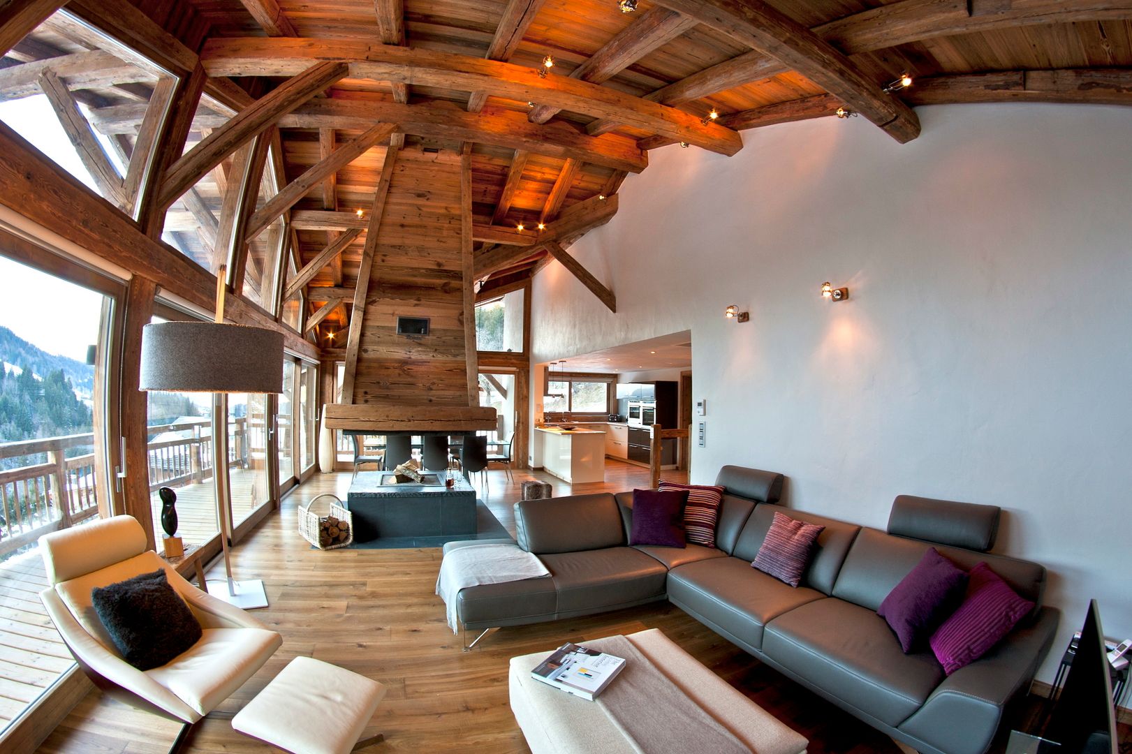 Chalet Les Chantéls: Un chalet neuf de luxe qui combine l'architecture traditionnelle savoyarde avec un intérieur contemporain, shep&kyles design shep&kyles design Salones de estilo rural