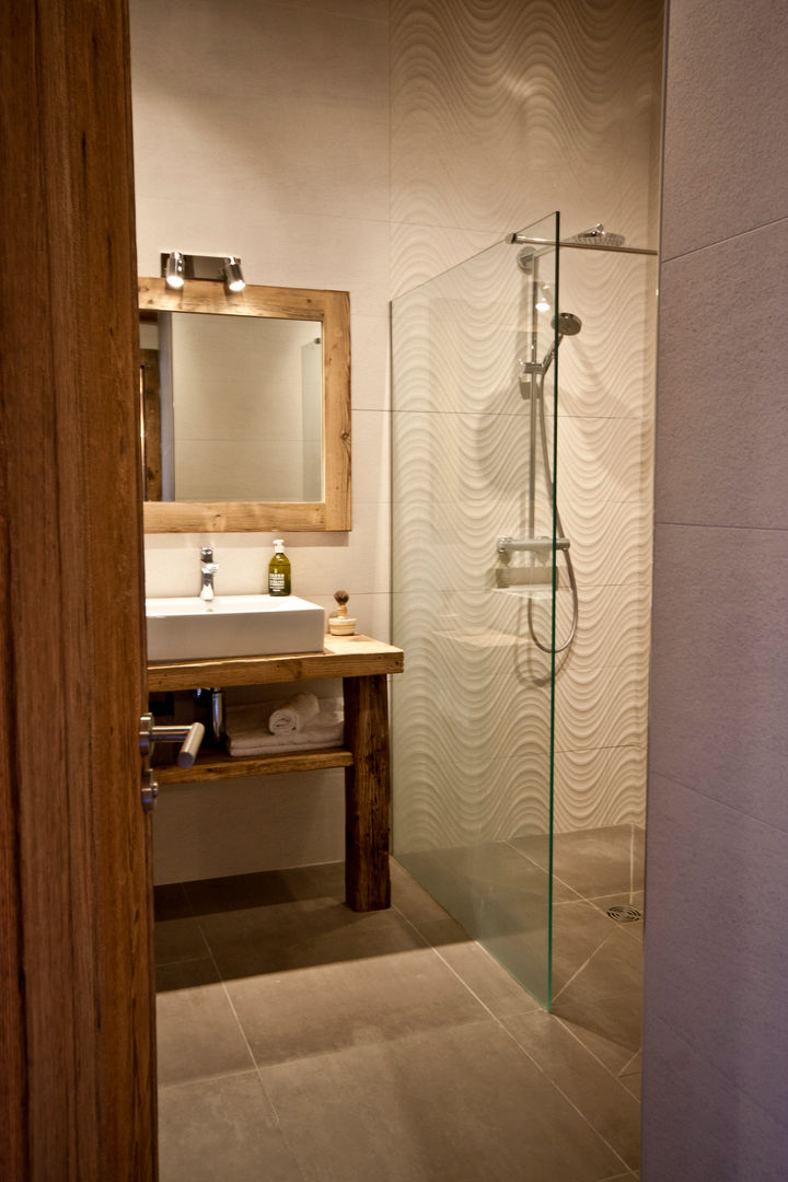 Chalet Les Chantéls: Un chalet neuf de luxe qui combine l'architecture traditionnelle savoyarde avec un intérieur contemporain, shep&kyles design shep&kyles design Bathroom