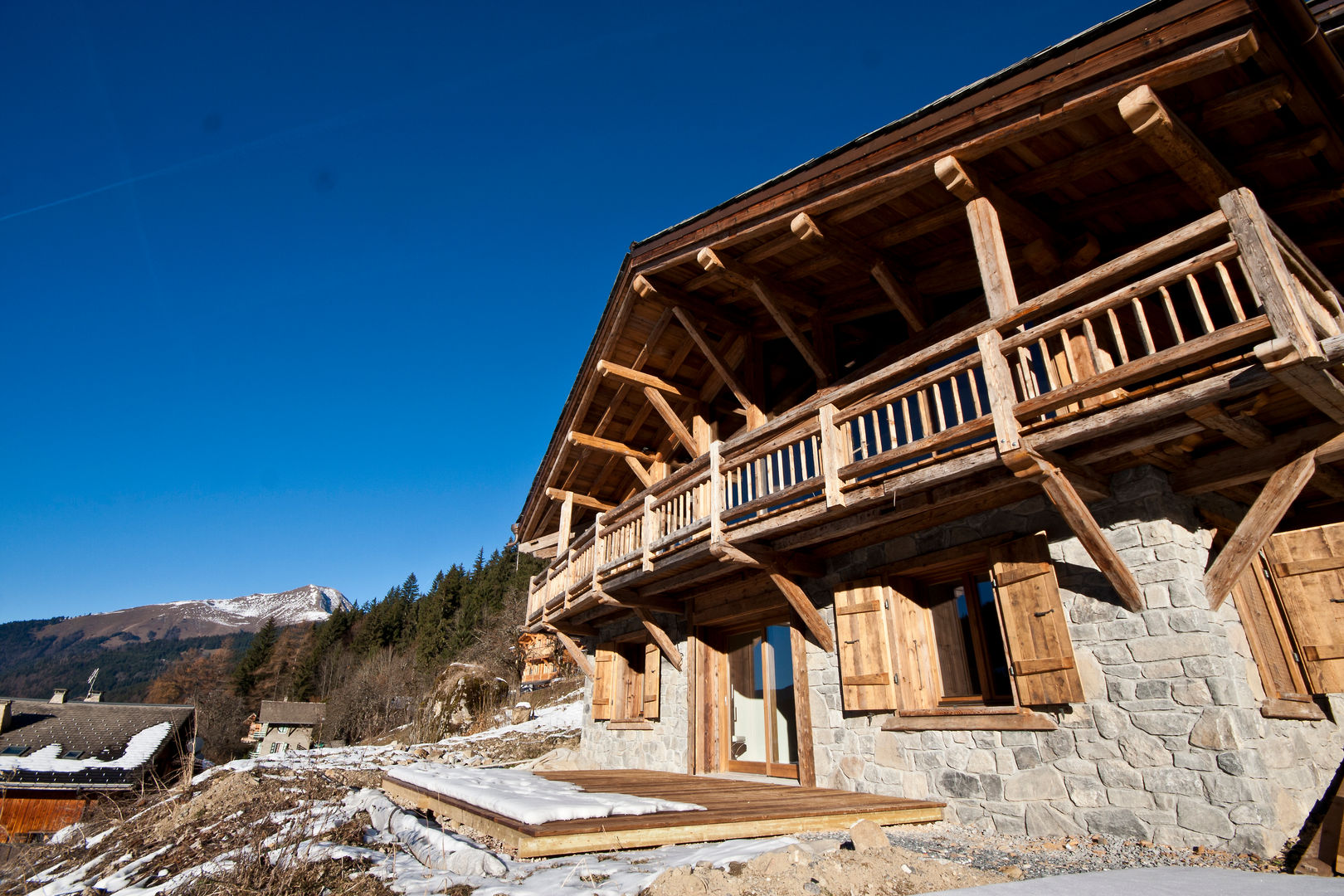 Chalet Les Chantéls: Un chalet neuf de luxe qui combine l'architecture traditionnelle savoyarde avec un intérieur contemporain, shep&kyles design shep&kyles design Casas de estilo rural