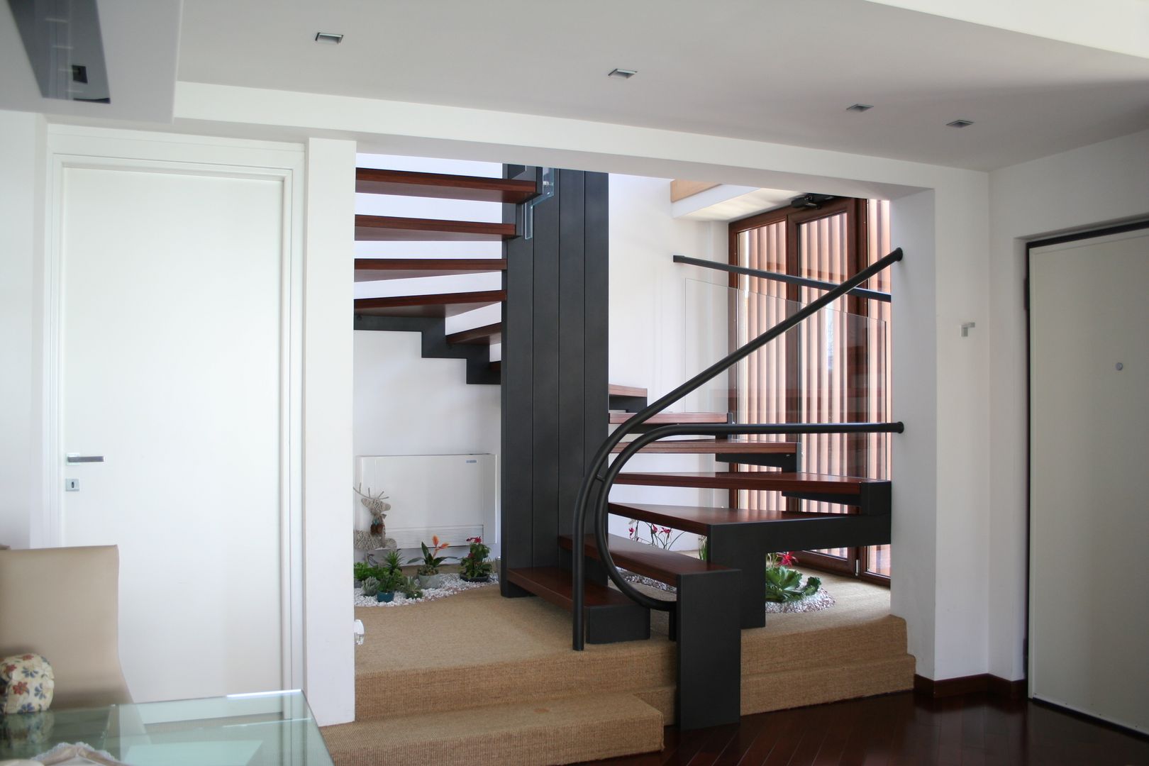 CASA BIFAMILIARE A SORA, PARIS PASCUCCI ARCHITETTI PARIS PASCUCCI ARCHITETTI Modern corridor, hallway & stairs