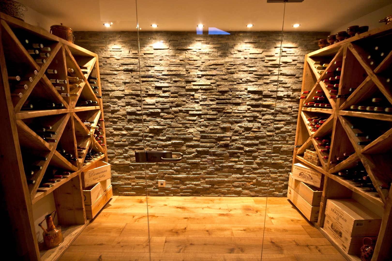 Chalet Les Chantéls: Un chalet neuf de luxe qui combine l'architecture traditionnelle savoyarde avec un intérieur contemporain, shep&kyles design shep&kyles design Country style wine cellar