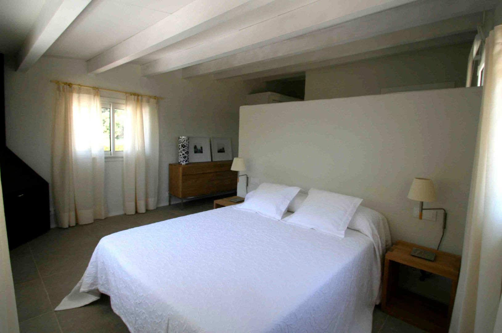 Suite FG ARQUITECTES モダンスタイルの寝室