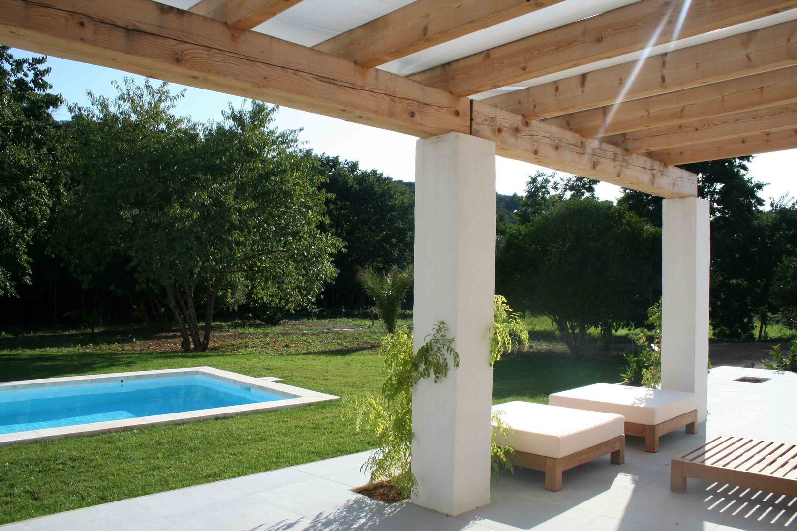 Terrace facing the garden with swimming pool FG ARQUITECTES بلكونة أو شرفة