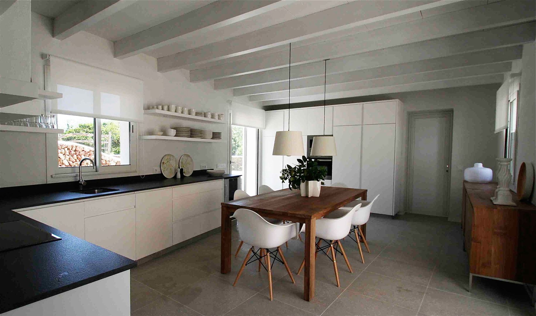 Kitchen with central table FG ARQUITECTES مطبخ