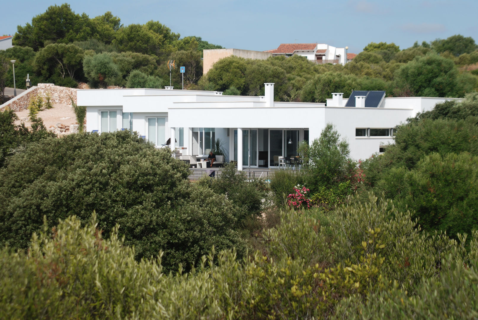 South façade, facing the garden with swimming pool FG ARQUITECTES Modern houses