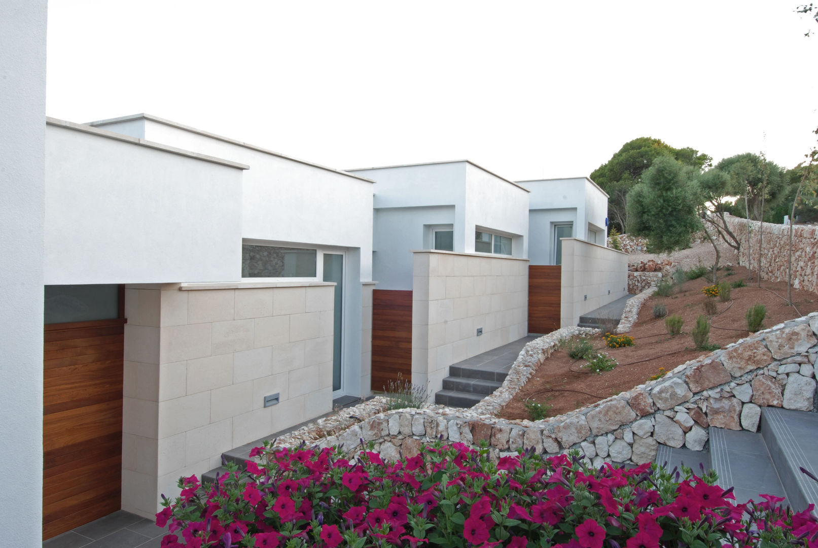 Fachada a norte FG ARQUITECTES Casas modernas