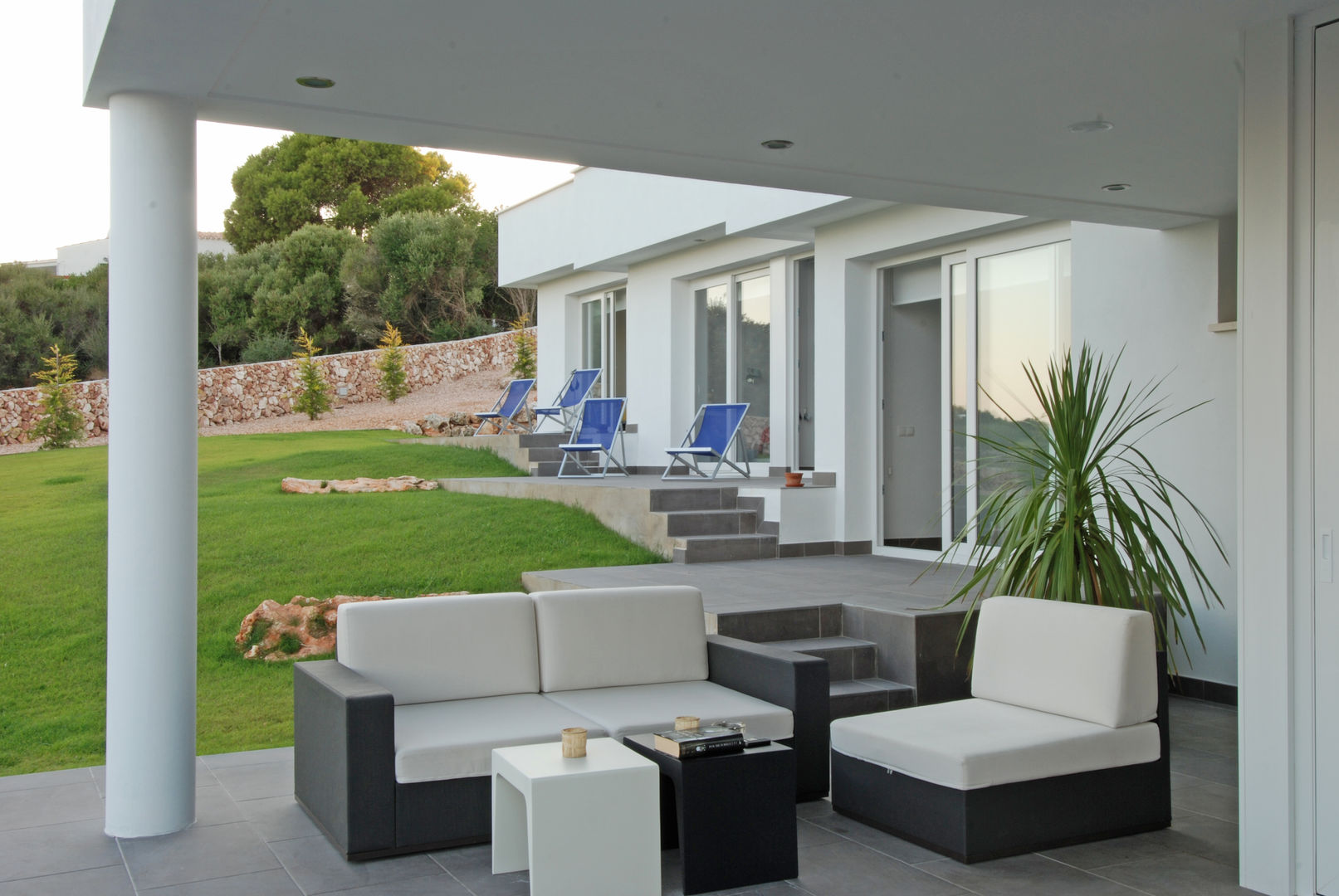 Terrace, garden and swimming pool FG ARQUITECTES Modern balcony, veranda & terrace