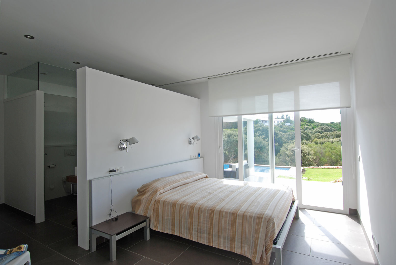 Suite facing the garden and swimming pool FG ARQUITECTES Modern style bedroom