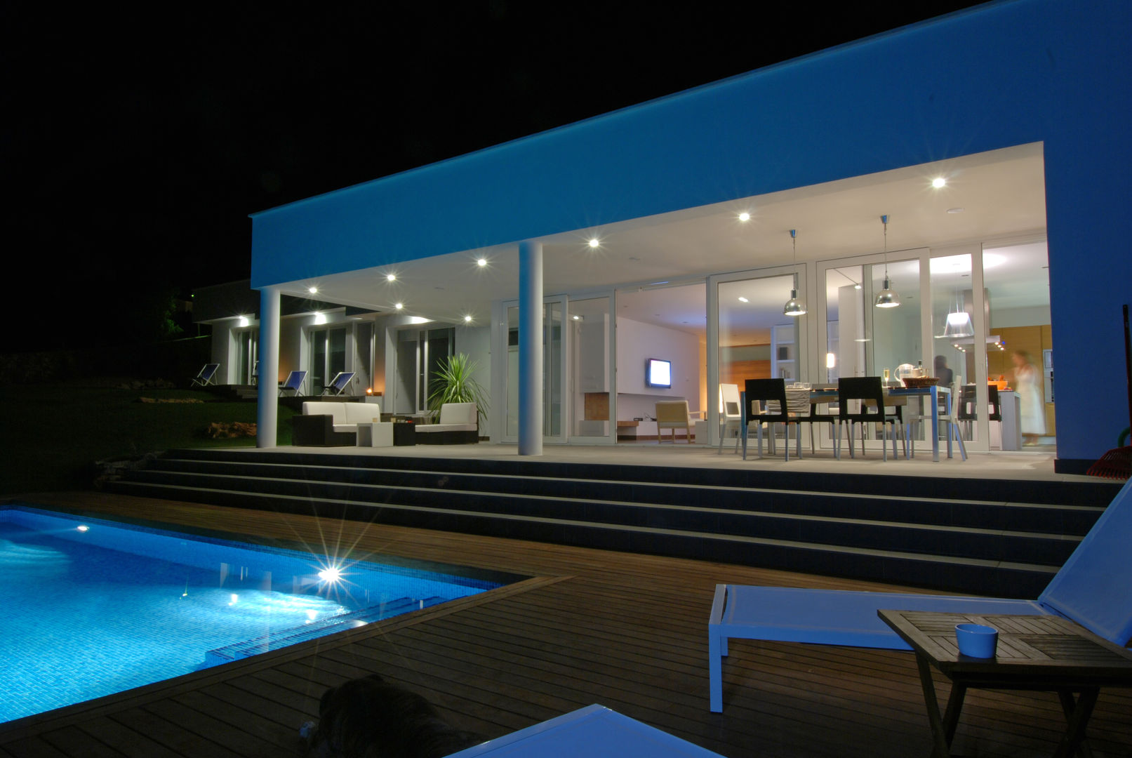 Terrace, garden and swimming pool, nighttime view FG ARQUITECTES بلكونة أو شرفة