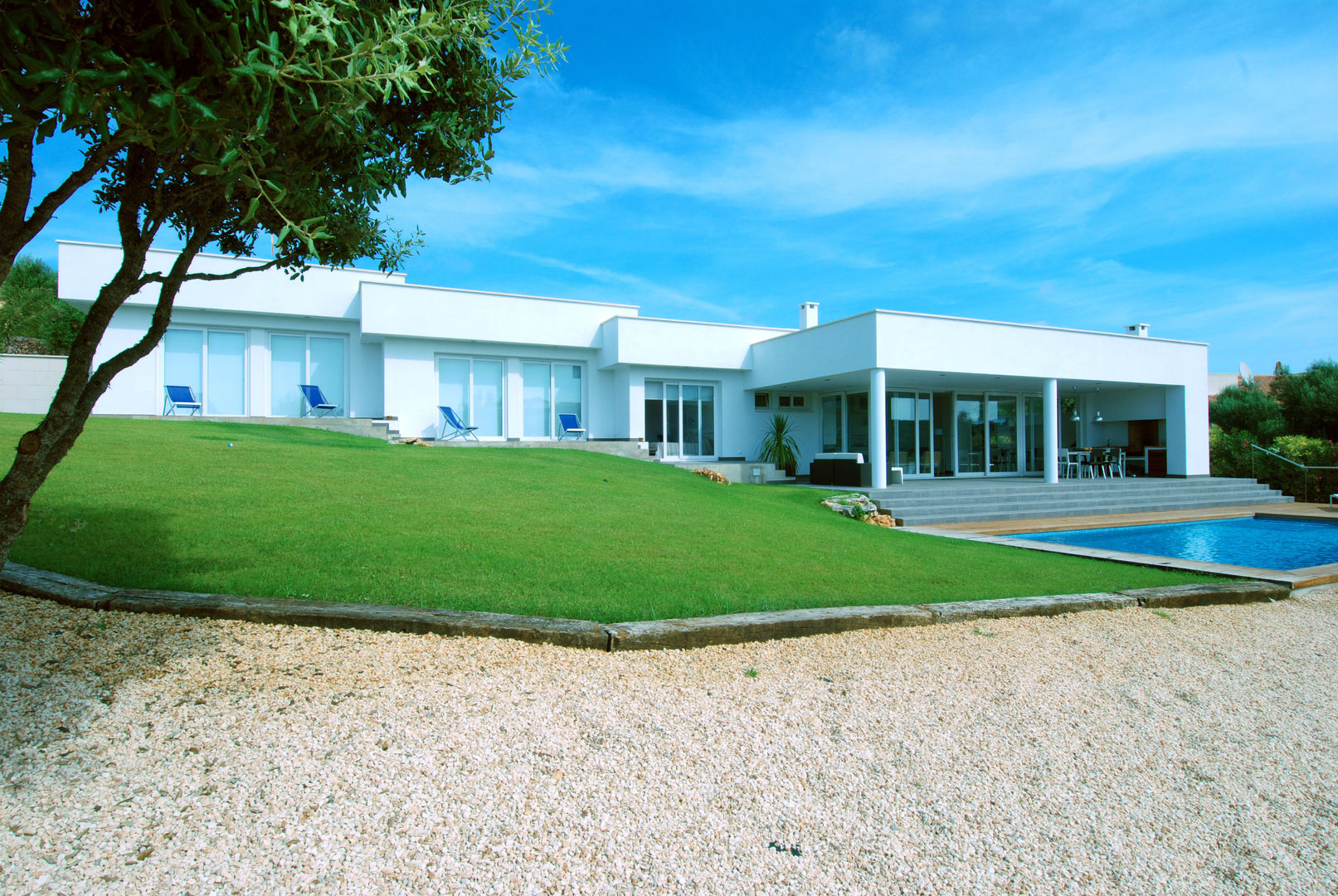 Fachada a sur, con jardín y piscina FG ARQUITECTES Casas modernas
