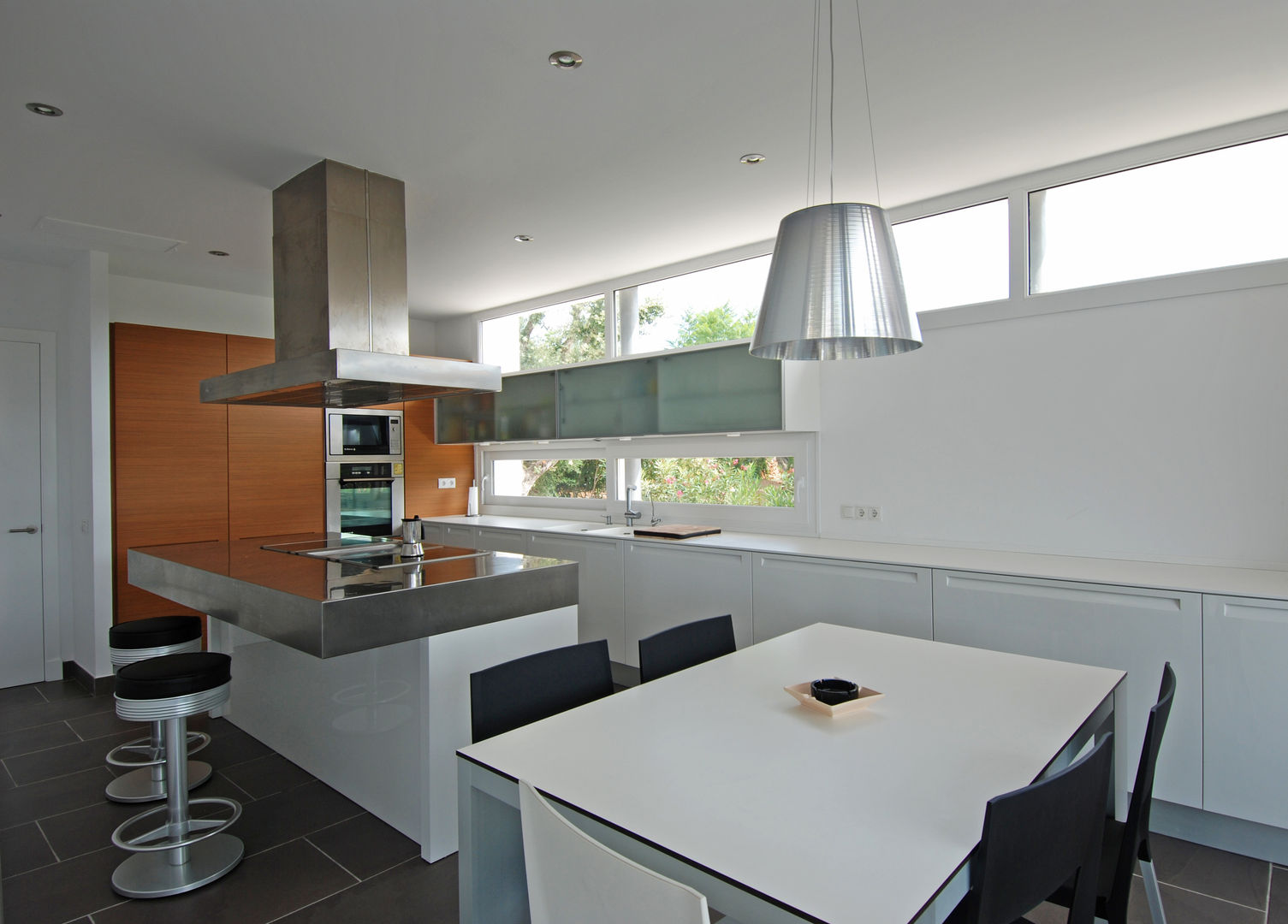 Kitchen facing the garden FG ARQUITECTES Кухня в стиле модерн