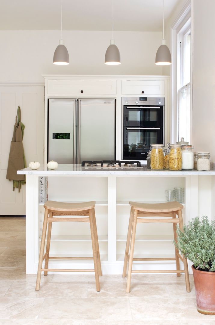 The Tunbridge Wells Shaker Kitchen by deVOL deVOL Kitchens Nhà bếp phong cách kinh điển