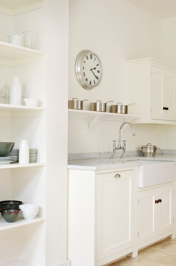 The Tunbridge Wells Shaker Kitchen by deVOL deVOL Kitchens ห้องครัว