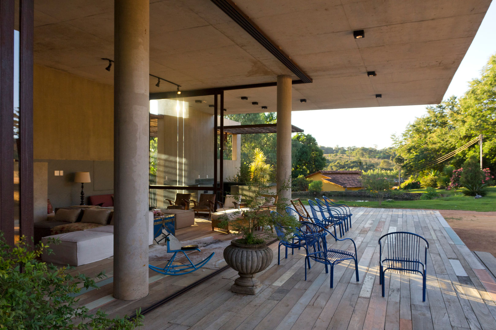 Casa da Fazenda, COSTAVERAS ARQUITETOS COSTAVERAS ARQUITETOS بلكونة أو شرفة