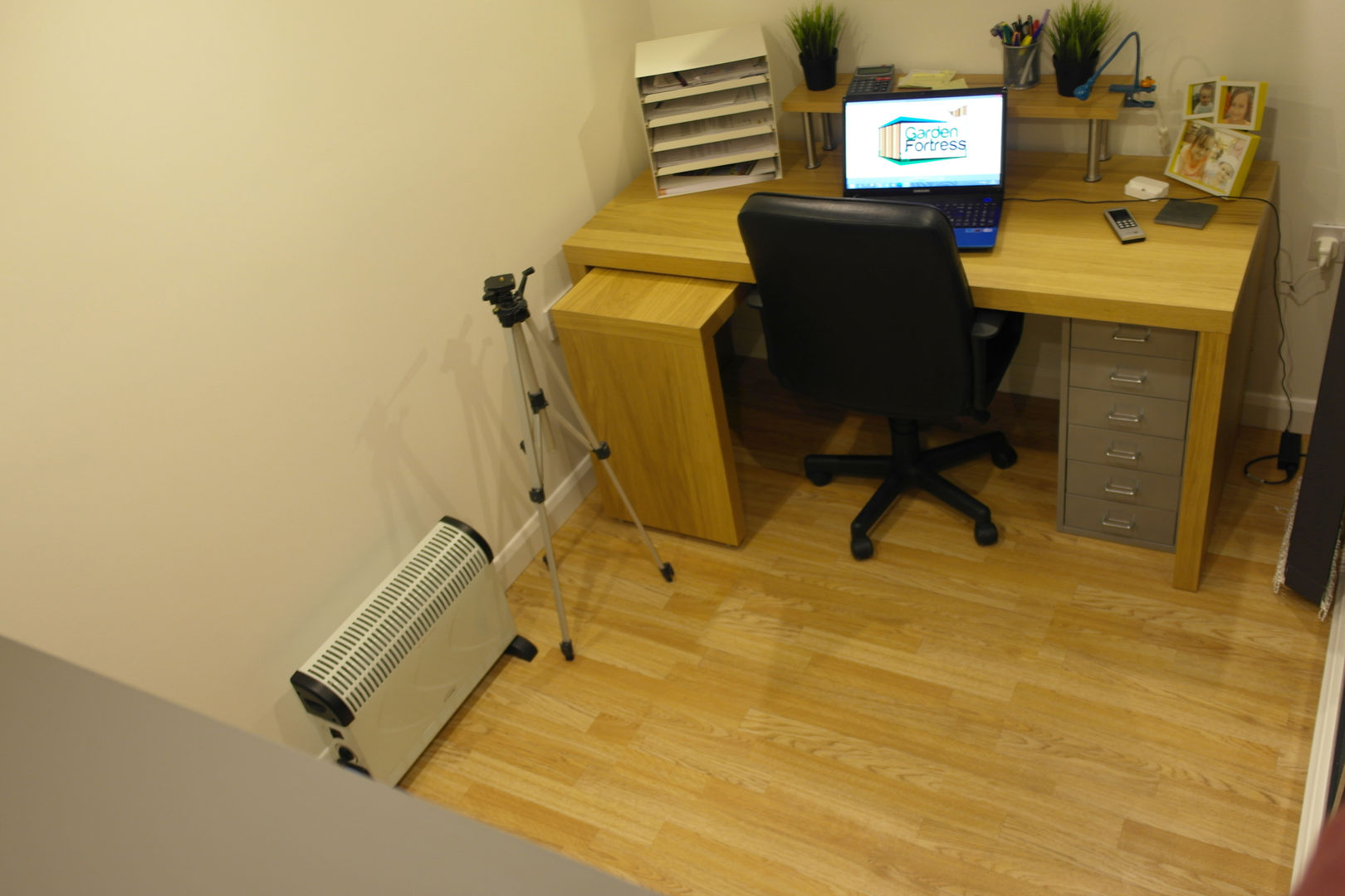 Garden Office with hidden storage shed built by Garden Fortress , Surrey homify Modern study/office