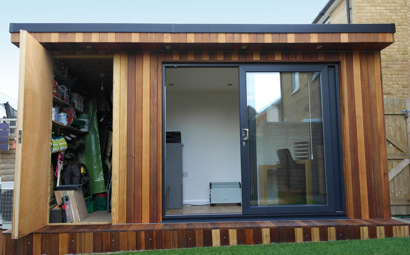 Garden Office with hidden storage shed built by Garden Fortress , Surrey homify モダンデザインの 書斎