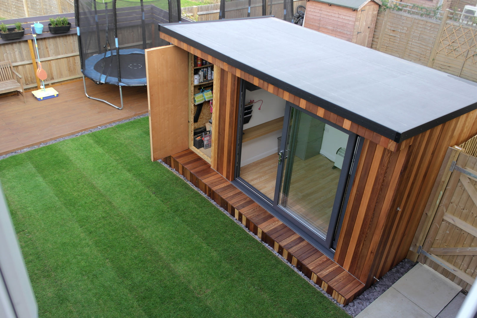 Garden Office with hidden storage shed built by Garden Fortress , Surrey homify مكتب عمل أو دراسة