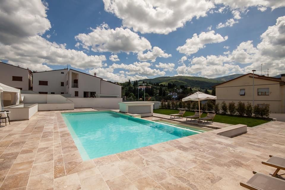Pavimentazioni esterne in travertino per Resort in Toscana, Pietre di Rapolano Pietre di Rapolano Hồ bơi phong cách hiện đại Cục đá Pool