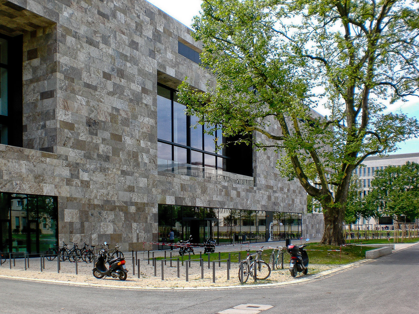 Ventilated facade in travertine University of Frankfurt Pietre di Rapolano Commercial spaces Stone Schools