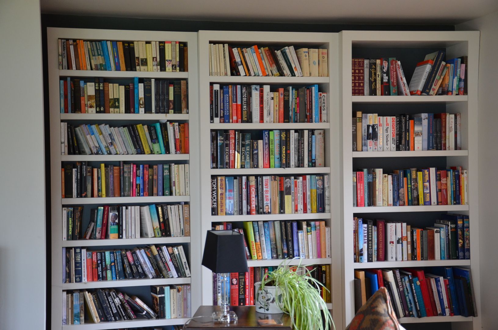 Staggered Bookcase, Tim Jasper Tim Jasper Country style living room