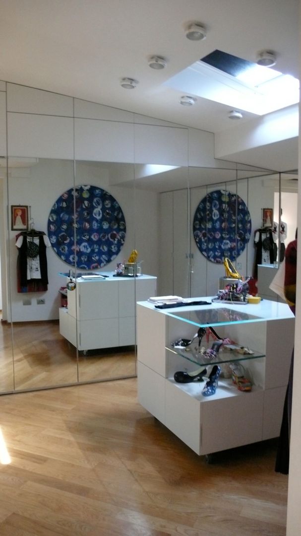 Attico su due livelli nel centro di Bologna, Studio Rizzati Studio Rizzati Modern dressing room Wardrobes & drawers