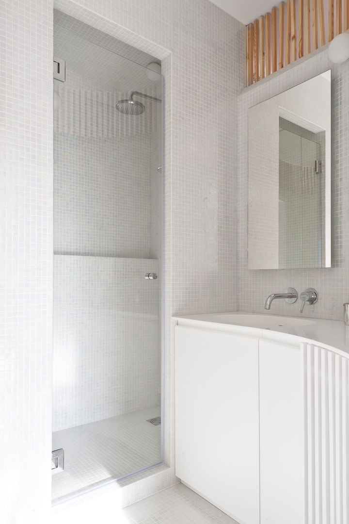 Flat N°4. A small ap, Julien Joly Architecture Julien Joly Architecture Minimalist Banyo