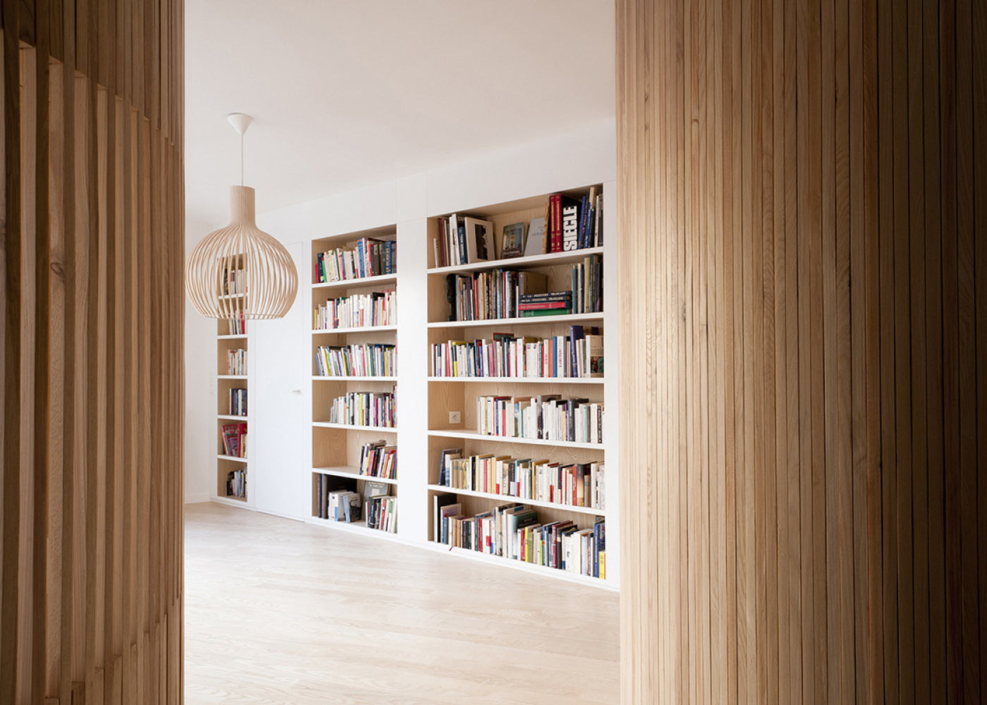 Flat N°4. A small ap, Julien Joly Architecture Julien Joly Architecture Ruang Makan Modern