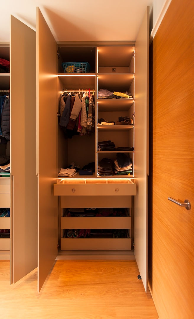 Cutting Edge Bathrooms and Bespoke Joinery for the House in Dulwich Temza design and build غرفة نوم Wardrobes & closets
