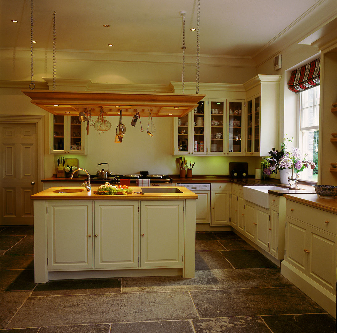 David Hicks Cream Painted Kitchen designed and made by Tim Wood Tim Wood Limited Cocinas clásicas