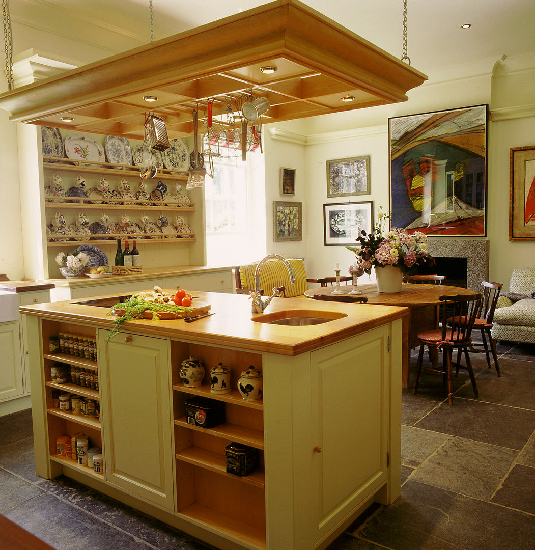 David Hicks Cream Painted Kitchen designed and made by Tim Wood Tim Wood Limited Cocinas de estilo clásico
