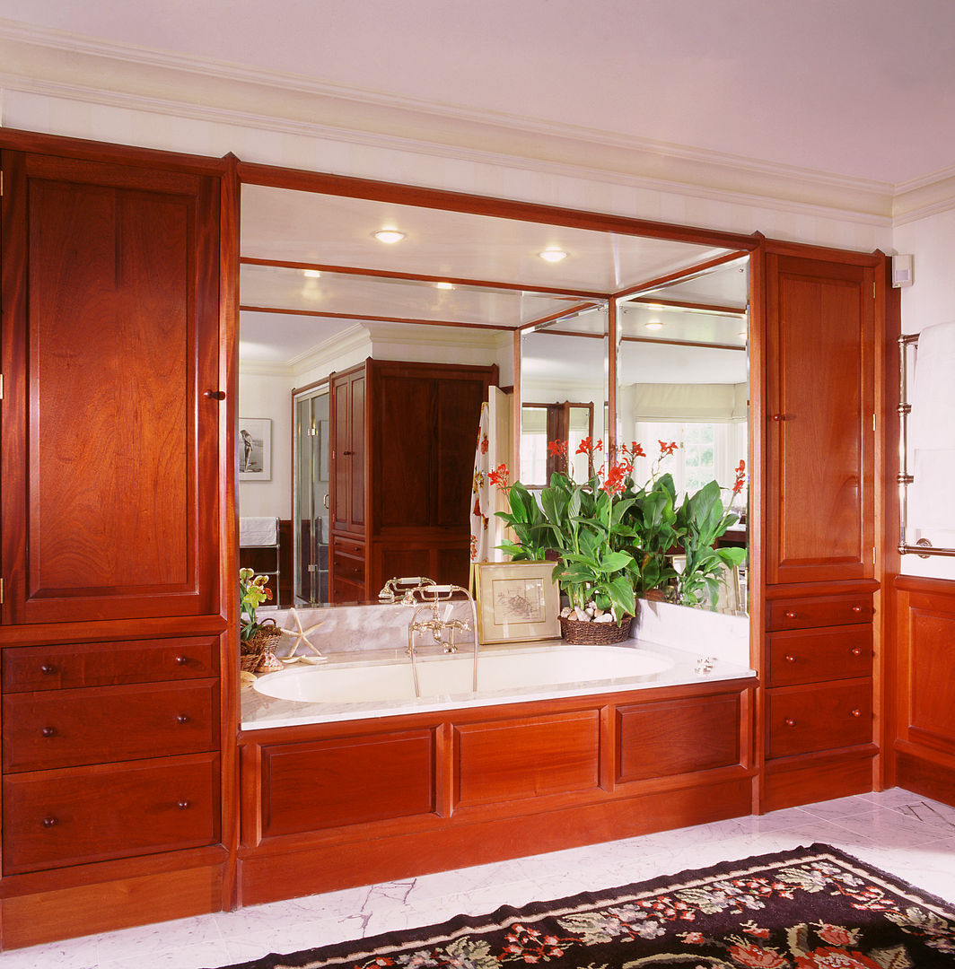 Chelsea Mahogany Bathroom designed and made by Tim Wood Tim Wood Limited Banheiros clássicos