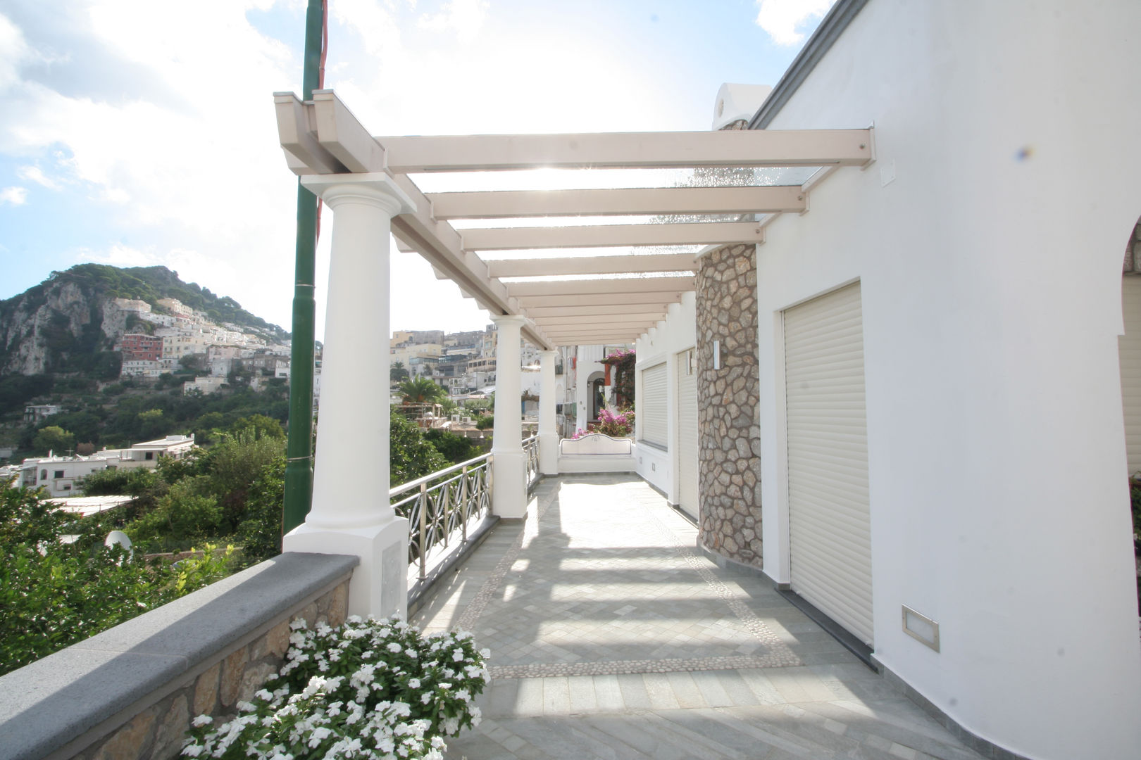 Villa a Capri: Minimalismo e Bellezza in un unico post, Imperatore Architetti Imperatore Architetti ระเบียง, นอกชาน