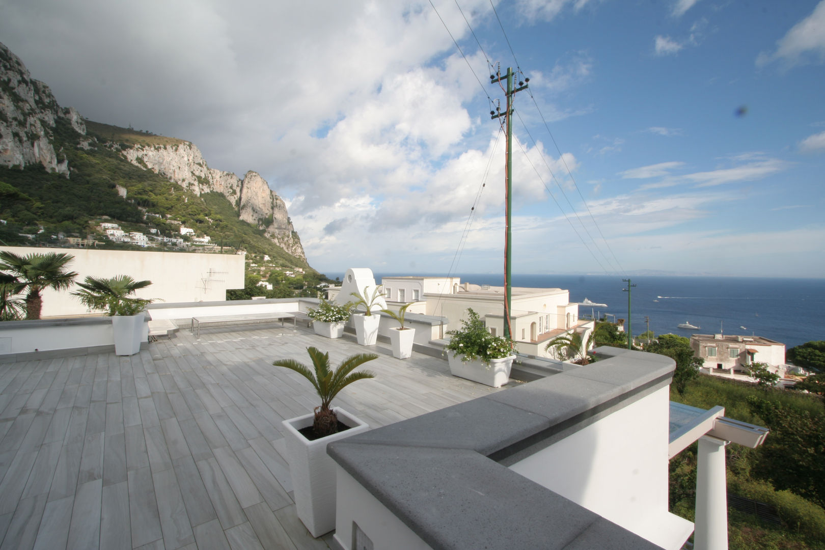 Villa a Capri: Minimalismo e Bellezza in un unico post, Imperatore Architetti Imperatore Architetti Balkon, Beranda & Teras Gaya Mediteran