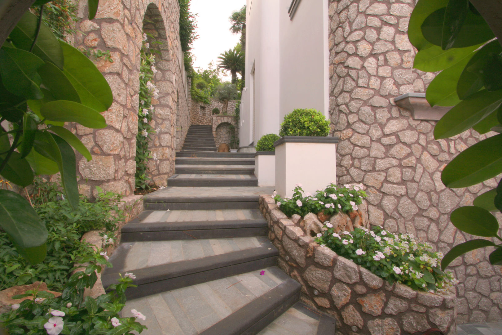 Villa a Capri: Minimalismo e Bellezza in un unico post, Imperatore Architetti Imperatore Architetti Koridor & Tangga Gaya Mediteran