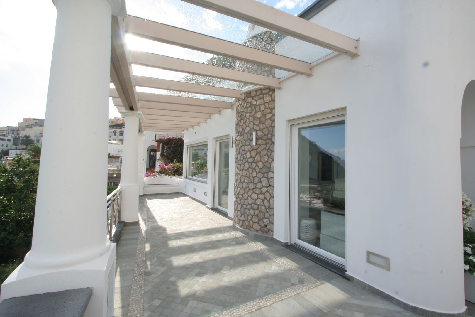 Villa a Capri: Minimalismo e Bellezza in un unico post, Imperatore Architetti Imperatore Architetti Balcon, Veranda & Terrasse méditerranéens