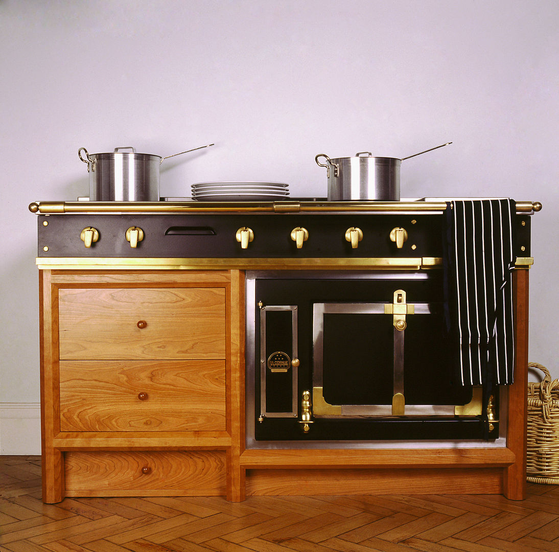 La Cornue Ensemble Oven designed and made by Tim Wood, Tim Wood Limited Tim Wood Limited Cocinas de estilo clásico Armarios y estanterías
