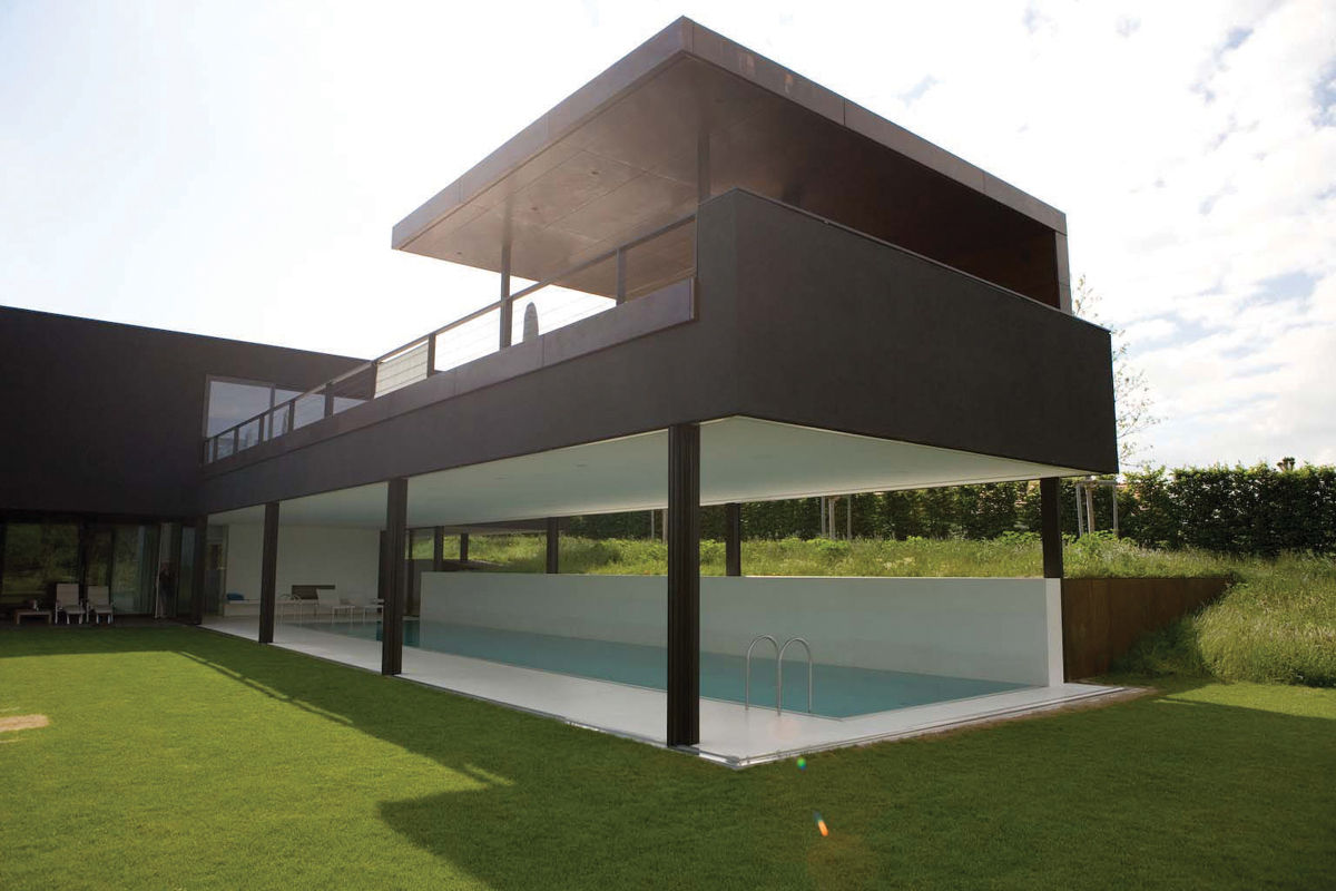 Descender Fronts merging the notion of indoor and outdoor pool. homify Casas modernas