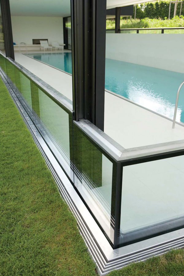 Descender Fronts - glass/glass corner homify Casas modernas