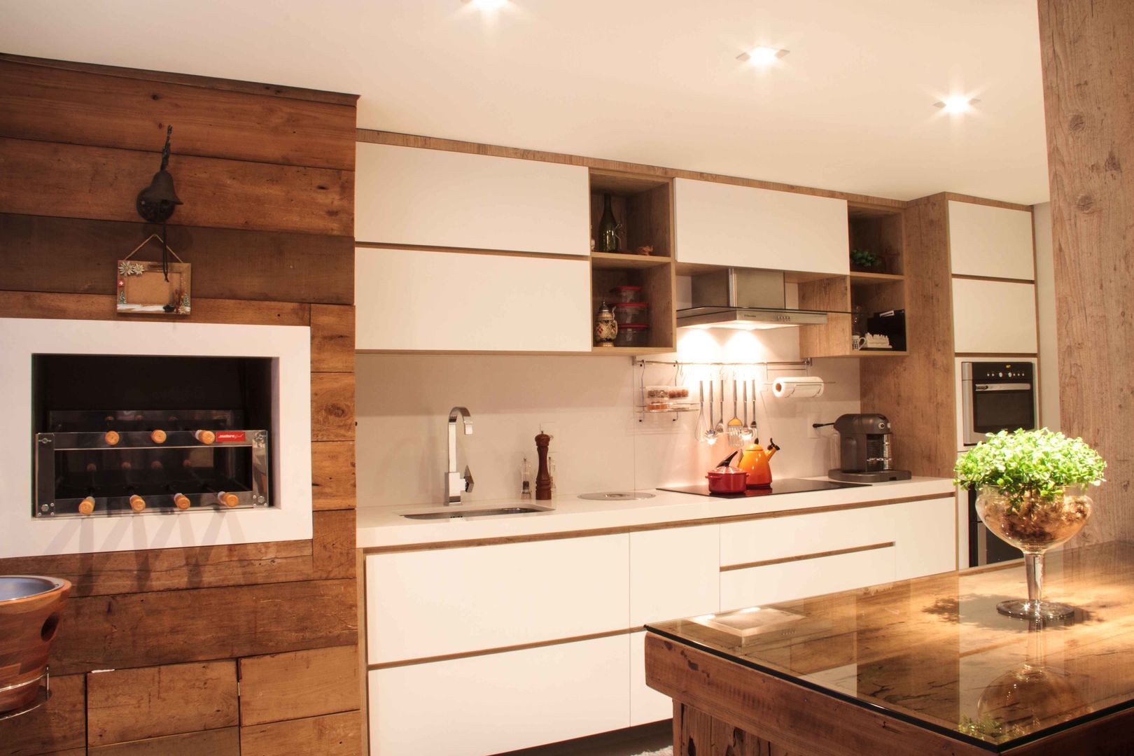 Projeto de Arquitetura de Interiores - Apartamento Família, Sarah & Dalira Sarah & Dalira Eclectic style kitchen
