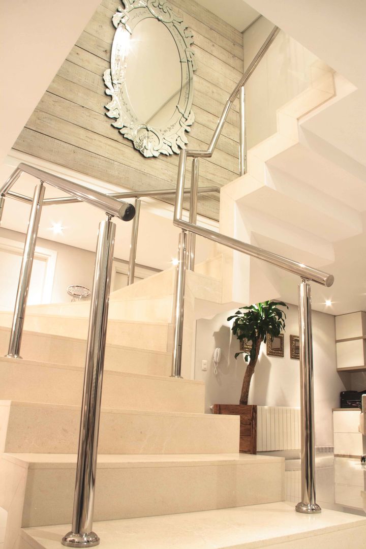 Projeto de Arquitetura de Interiores - Apartamento Família, Sarah & Dalira Sarah & Dalira Pasillos, vestíbulos y escaleras eclécticos