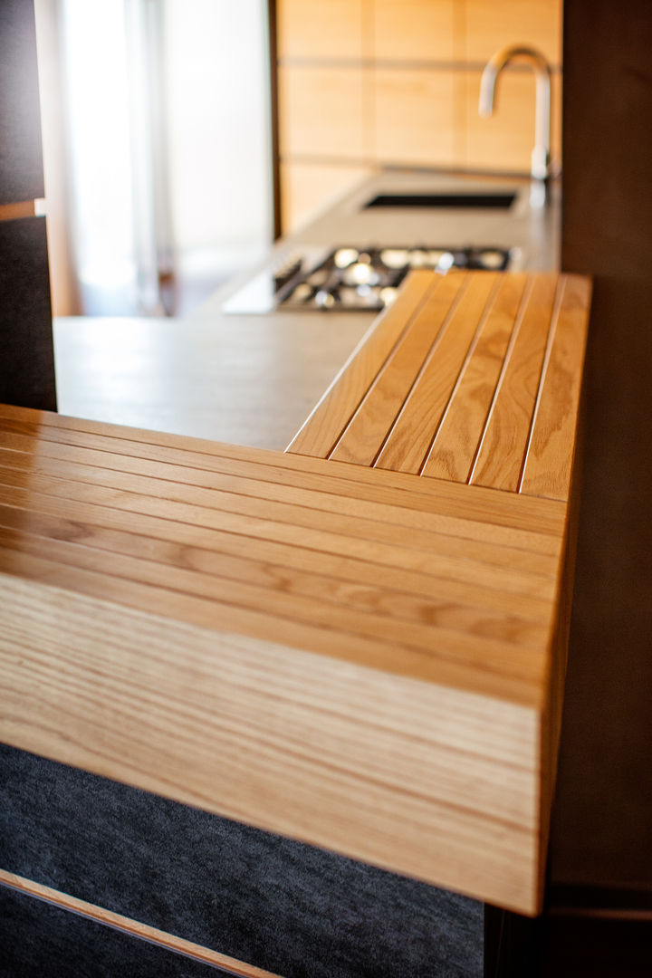 Abbandonare l'impronta tradizionale senza rinunciare ad un ambiente caldo e confortevole, AMlab AMlab Minimalist kitchen Bench tops