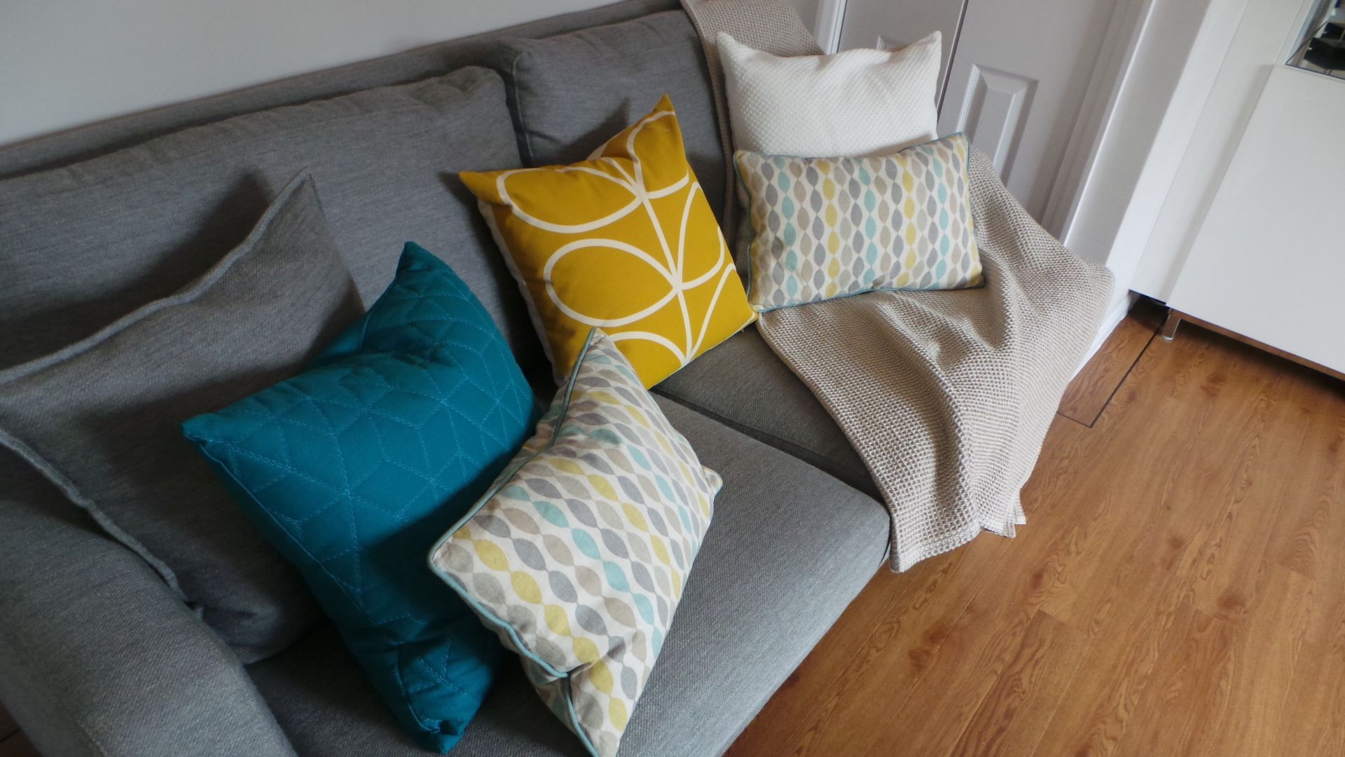 Living Room Cushions & Throws Eva Antoniou Interior Design Salon moderne