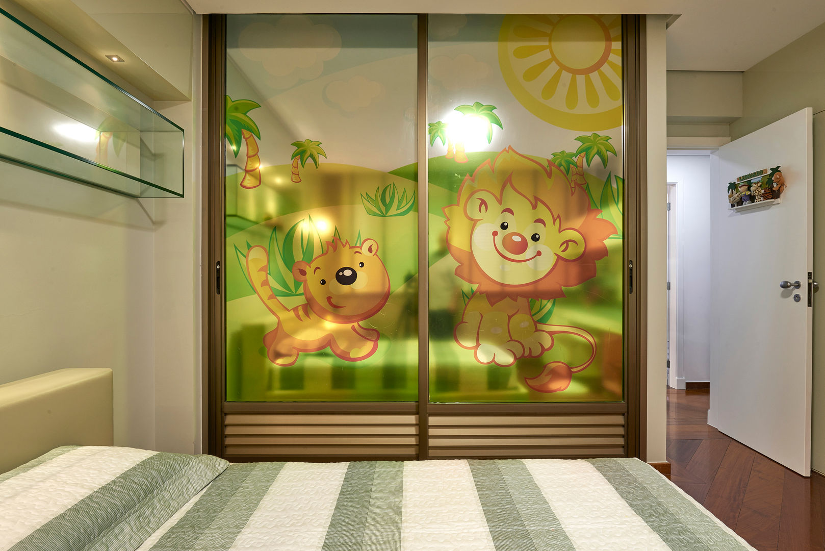 homify Modern nursery/kids room