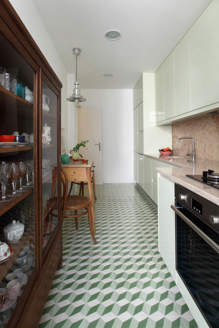 Apartamento Saldanha_Reabilitação Arquitectura + Design Interiores, Tiago Patricio Rodrigues, Arquitectura e Interiores Tiago Patricio Rodrigues, Arquitectura e Interiores 現代廚房設計點子、靈感&圖片