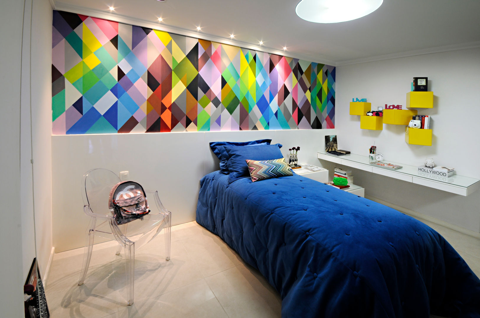 Quarto da jovem fashionista, Coutinho+Vilela Coutinho+Vilela Modern style bedroom