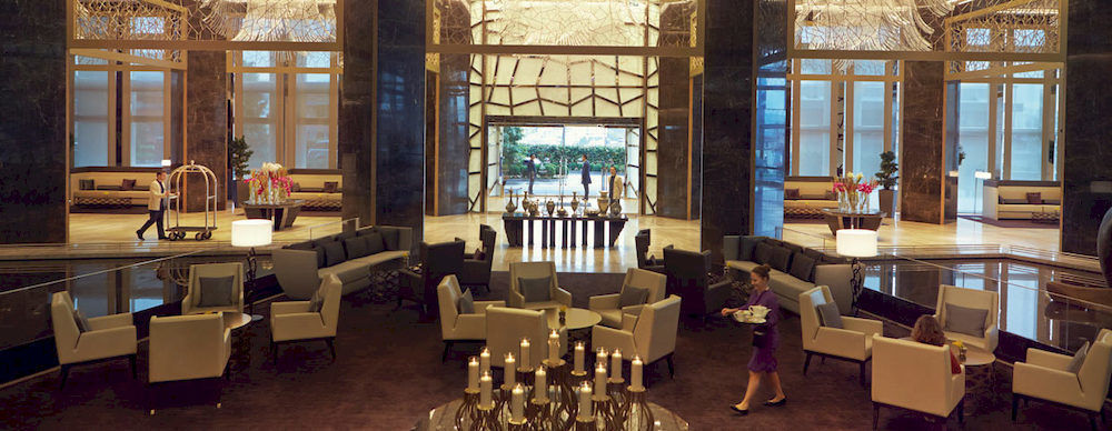 Raffless Otel Zorlu Center- Cam ile lamine Beyaz Oniks Kaplamalar/ Backlit Onyx, Lamına Stone Lamına Stone Espacios comerciales Hoteles