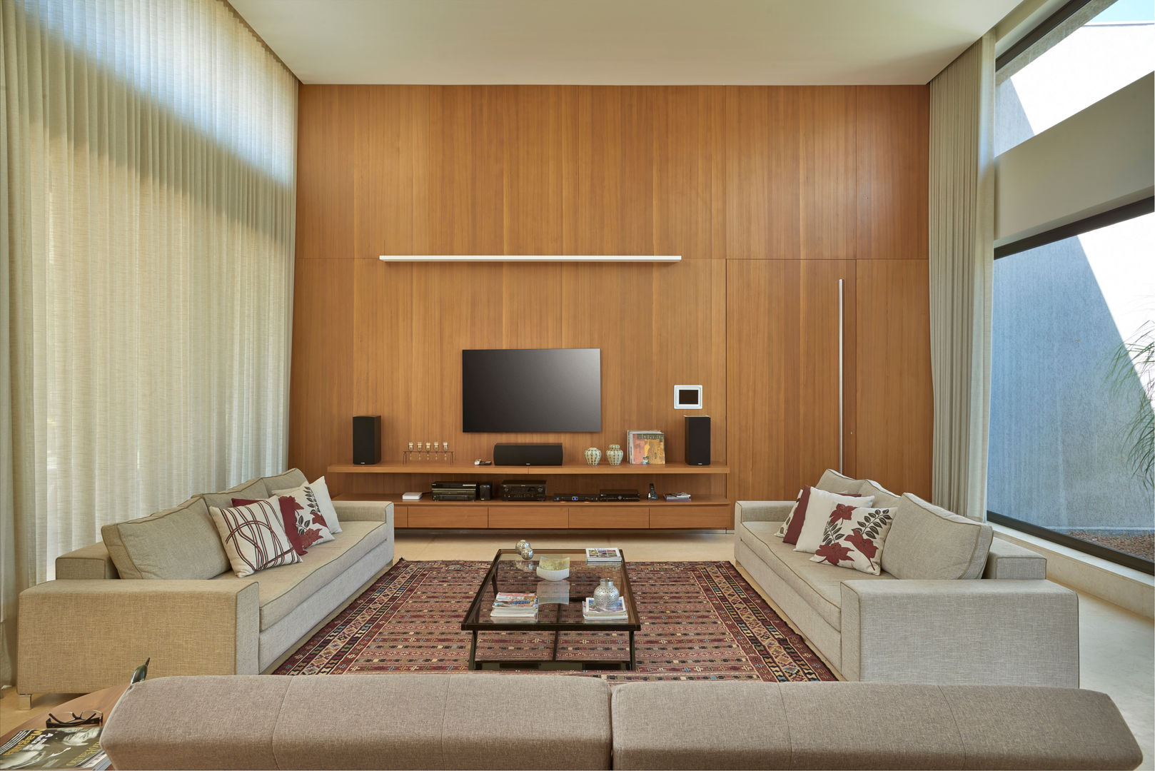 CASA AMENDOEIRAS, Beth Marquez Interiores Beth Marquez Interiores Modern style media rooms